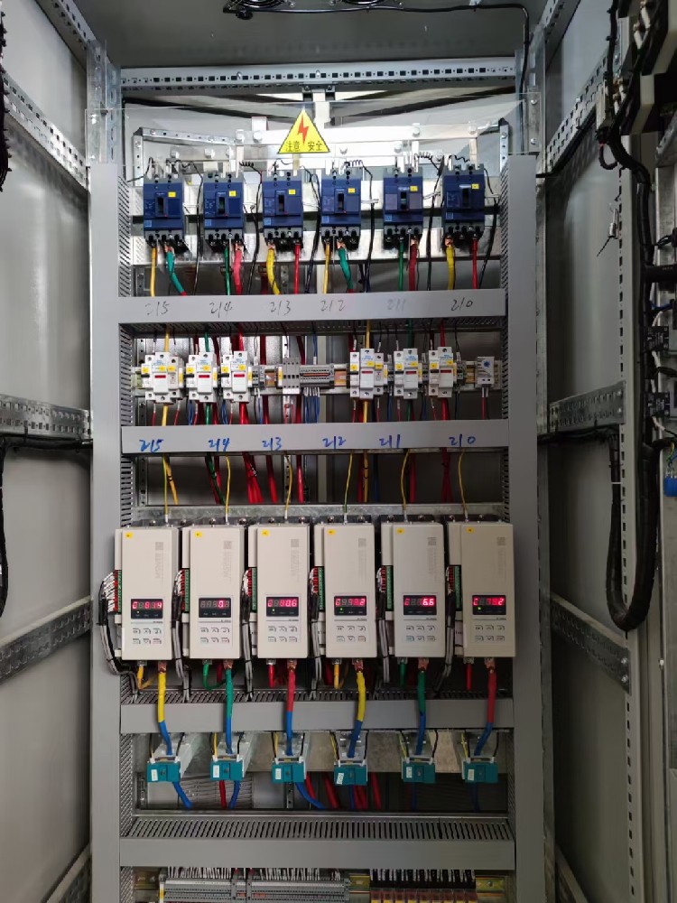 在电力调整器设计中，若何处置电源抖动和电网脉动的影响？