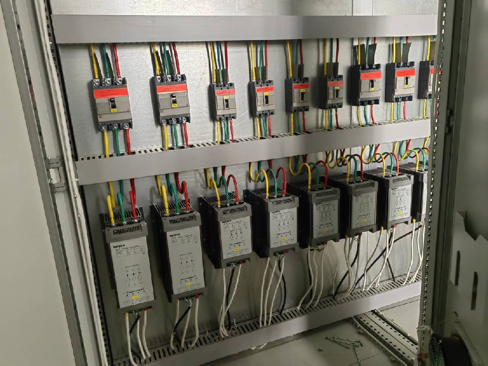 互换电力调整器和直流电力调整器的工作道理有哪些关键区别？