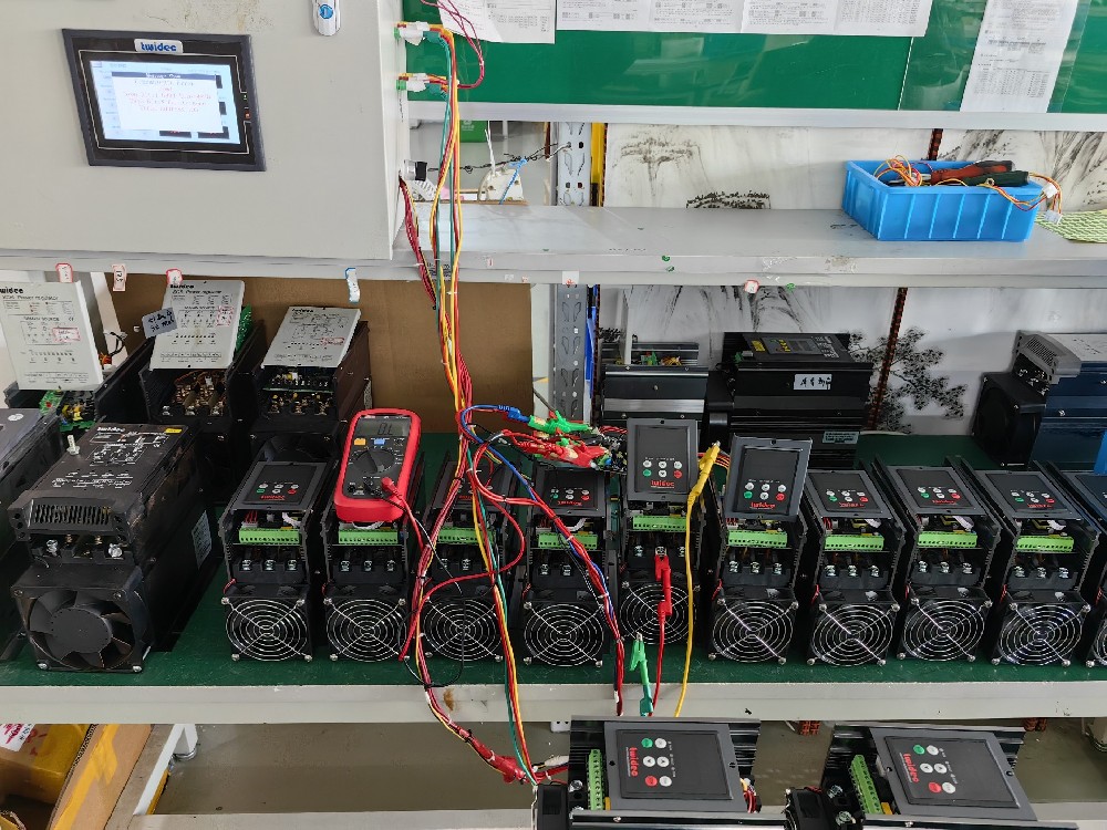 晶闸管在互换电力调整器中是若何实现电压调节的？