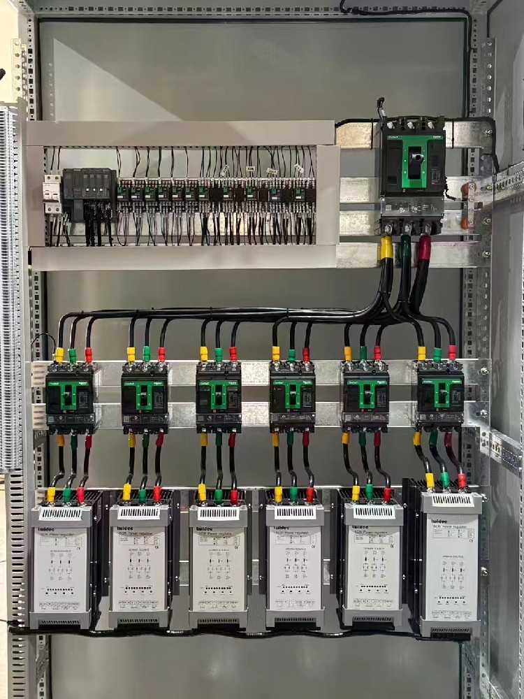 自动电力调整器中的 PID 节造器是若何工作来调节输出的？