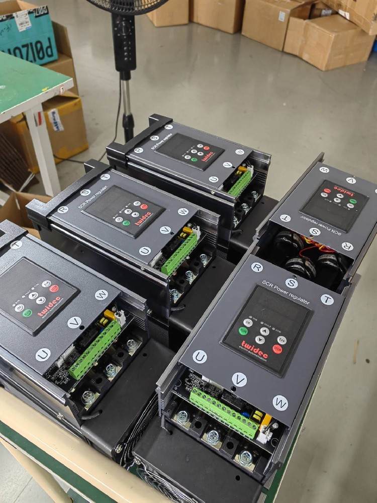 若何凭据负载功率确定电力调整器所需的额定电流？