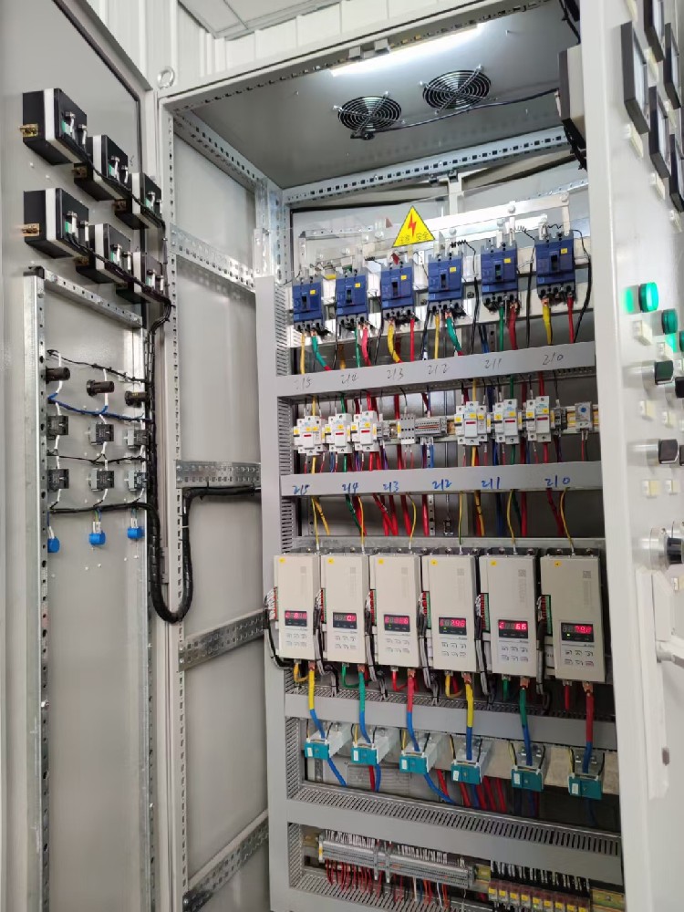 电力调整器的线性度若何？在调节过程中，输出与输入是否维持优良的线性关系？