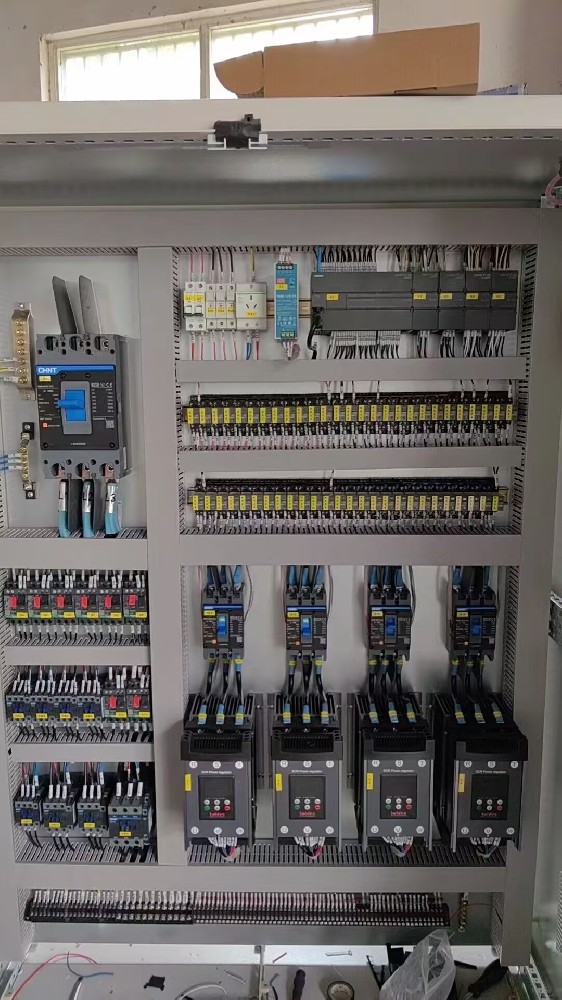 对于高精度的设备（如精密仪器、医疗设备）供电，电力调整器能否满足其对电压和频率不变性的要求？