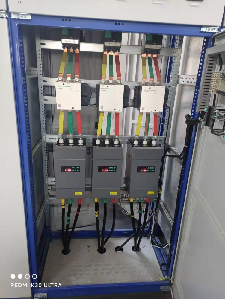 从投资回报率的角度看，使用电力调整器能为工厂带来哪些经济效益（如节能、提高产品质量等）？