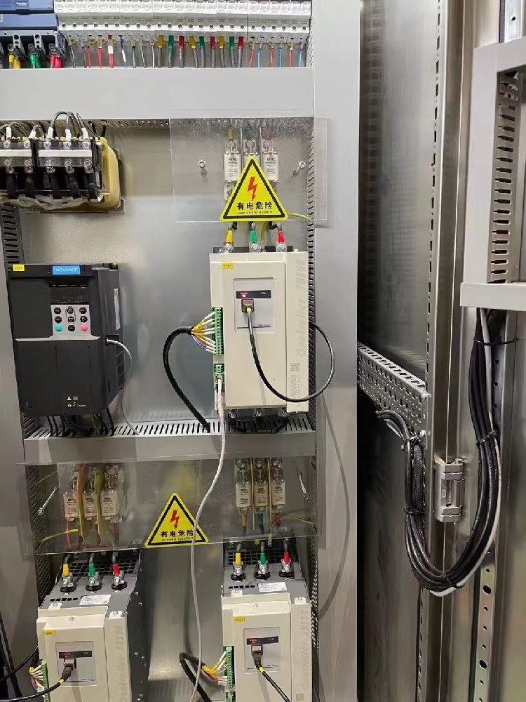 在医疗设备中使用电力调整器，必要沉点关注哪些特殊的安全尺度？