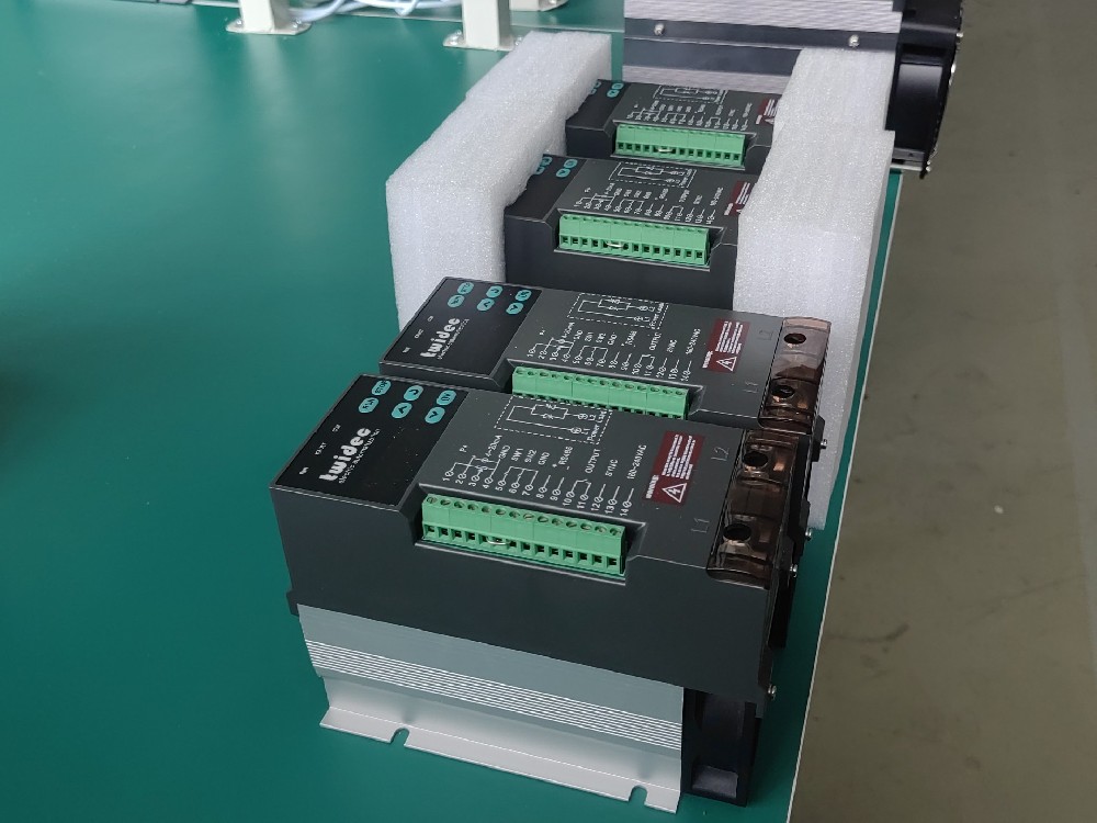 若何通过电力调整器优化电镀工艺中的电源不变性？