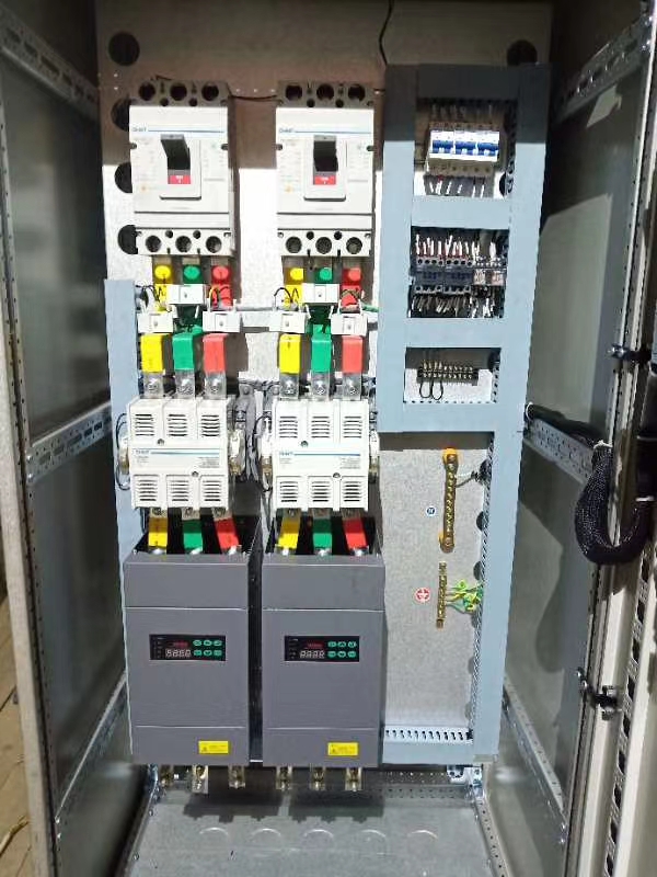 若何通过电力调整器实现对电机软启动和软终场的精确节造？