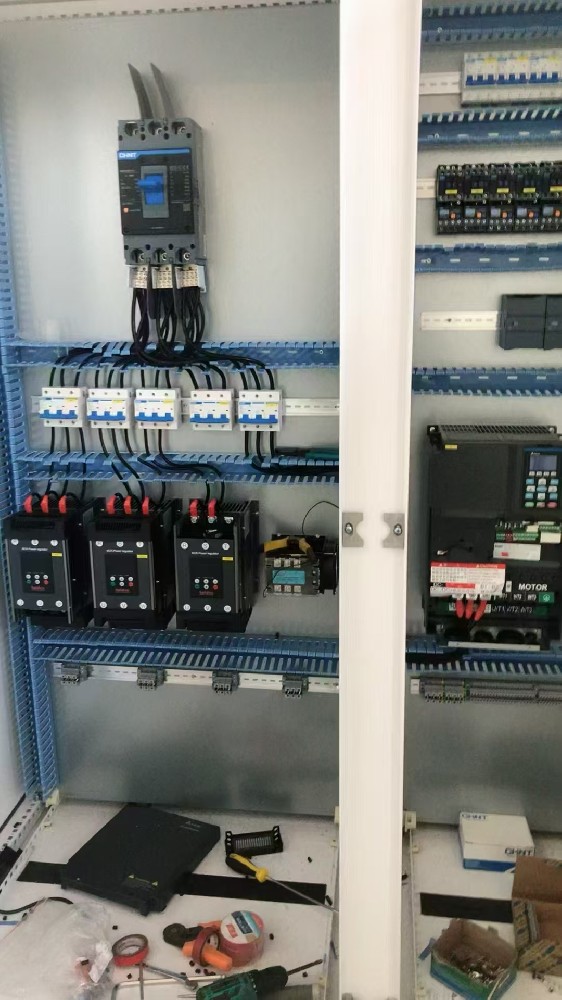 若何通过电力调整器实现对散布式能源资源的聚合与有效利用？