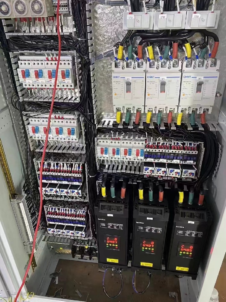 电力调整器运行一段功夫后，显示的电流值与现实丈量值误差较大，是什么原因导致丈量禁绝，该若何校准？