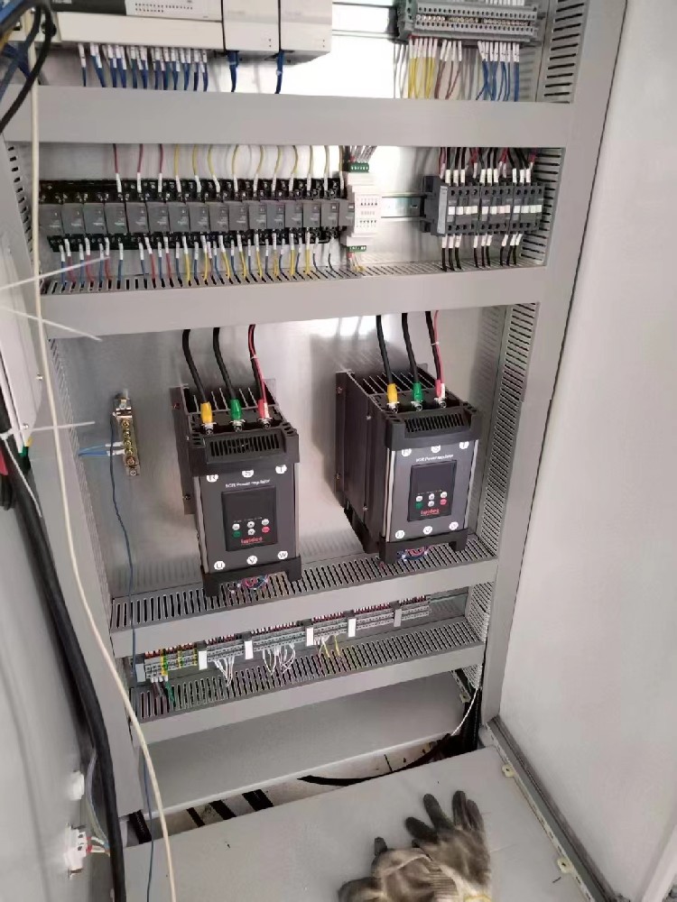 电力调整器在运行中误触垂危终场按钮，复原正常运行必要进行哪些操作和查抄？